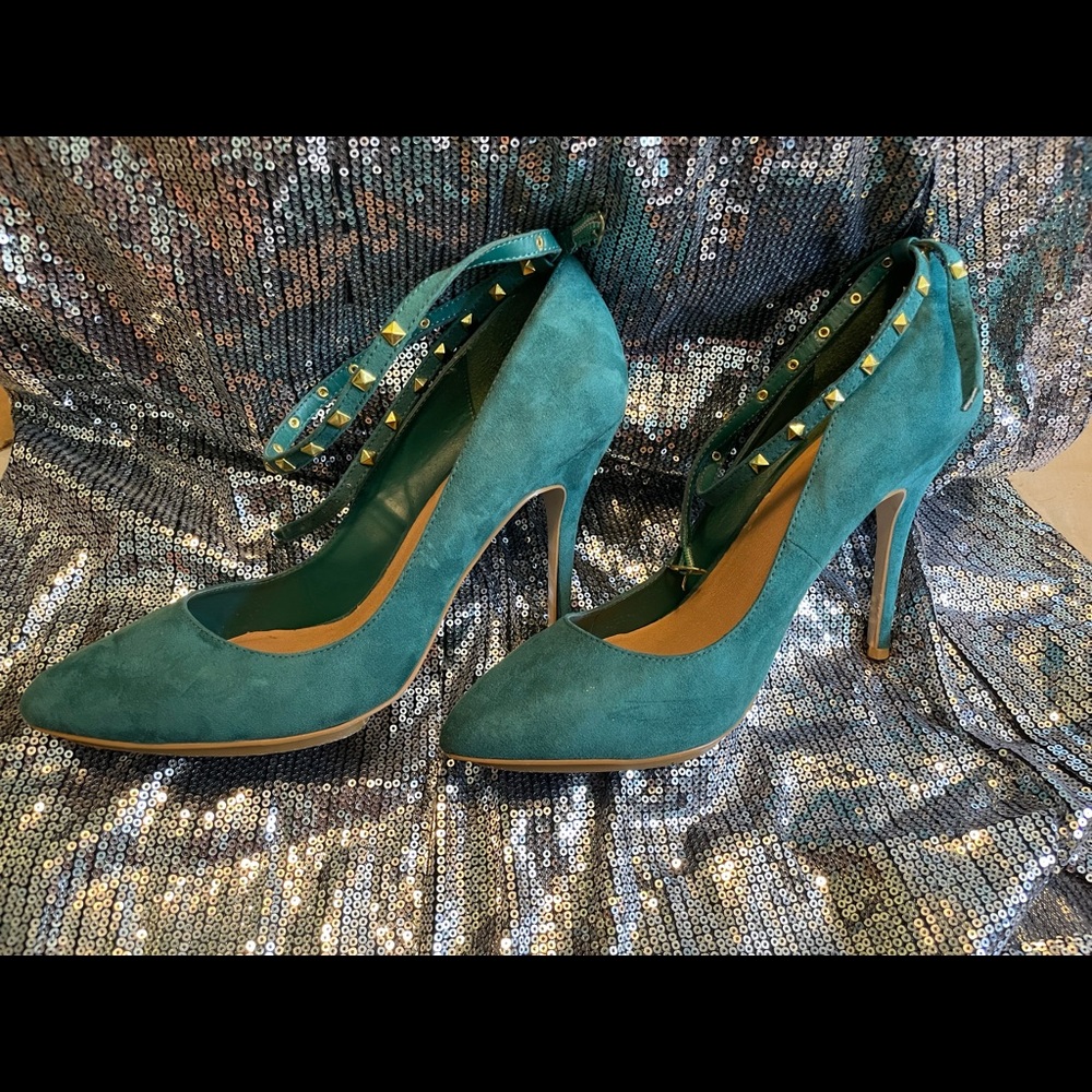 Just fab teal / green gold studs 5 in heel